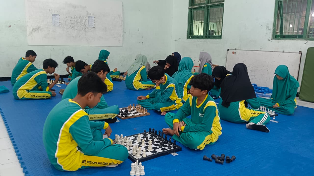Semarak Tujuh Belas Tahun MTs Negeri 9 Bantul: Lomba Catur Antar Kelas Jadi Sorotan